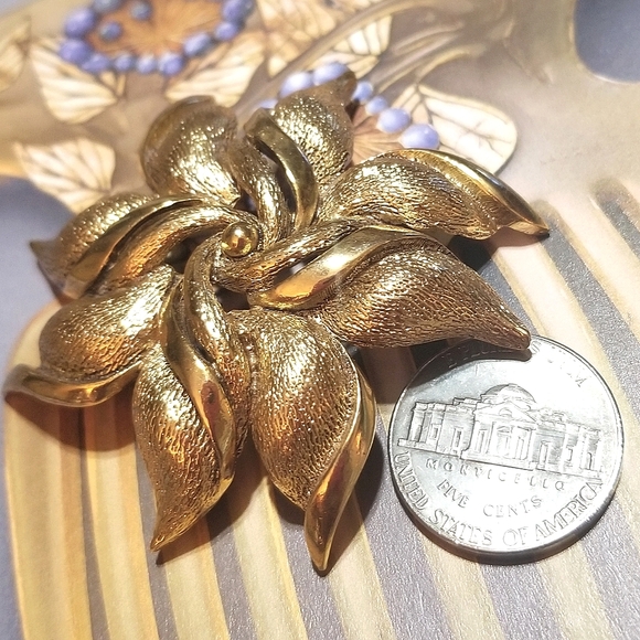 VTG Oscar de la Renta Heavily Gold Plated Brooch - Picture 2 of 6